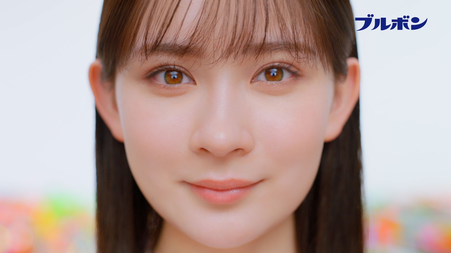 ブルボン プチシリーズの新テレビCM「推しがちょいちょい見つかる」編のワンシーン。