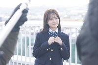 ショートドラマの撮影に臨む畑芽育。