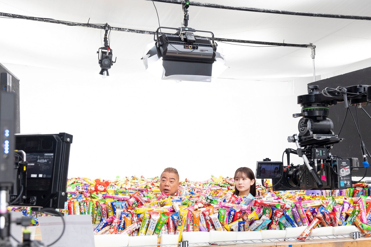 出川哲朗、6000本のブルボン プチシリーズに埋もれる「リアルお菓子の国」