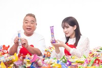 出川哲朗と畑芽育。