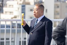 ショートドラマの撮影に臨む出川哲朗。