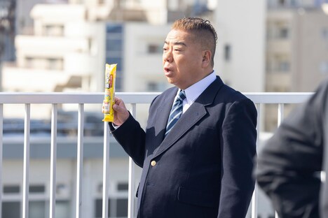 ショートドラマの撮影に臨む出川哲朗。