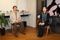 大西将太郎（左）と令和ロマンくるま（右）。（写真提供：WOWOW）