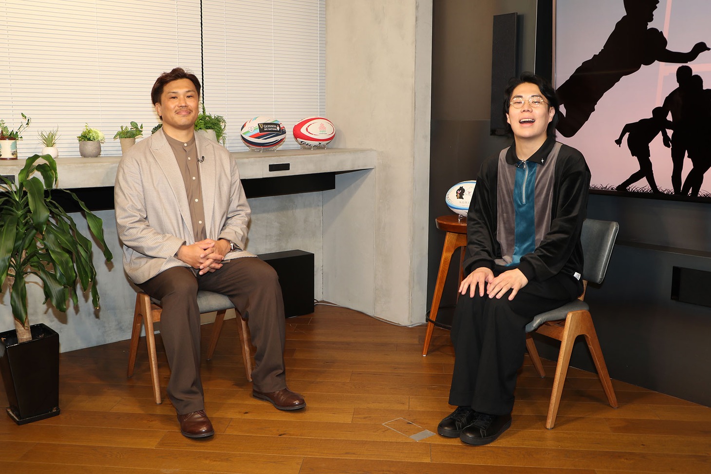 大西将太郎（左）と令和ロマンくるま（右）。（写真提供：WOWOW）