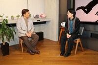 大西将太郎（左）と令和ロマンくるま（右）。（写真提供：WOWOW）