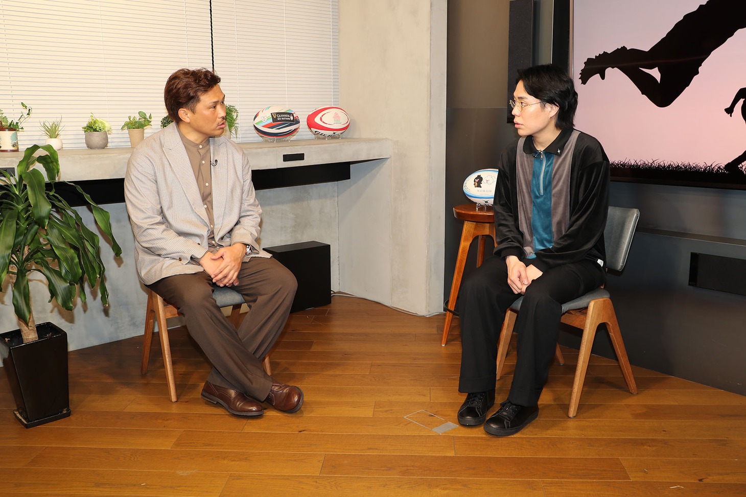 大西将太郎（左）と令和ロマンくるま（右）。（写真提供：WOWOW）