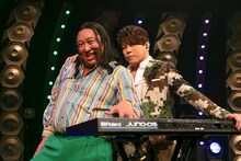 「秋山歌謡祭2024」で「TOKAKUKA」のコラボパフォーマンスを繰り広げる（左から）ロバート秋山、西川貴教。(c)メ～テレ