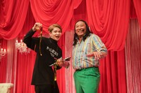 左から、篠田直哉プロデューサー、ロバート秋山。(c)メ～テレ