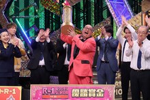 街裏ぴんくの優勝が決定した場面。(c)関西テレビ