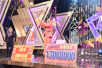 飛び跳ねる街裏ぴんく。