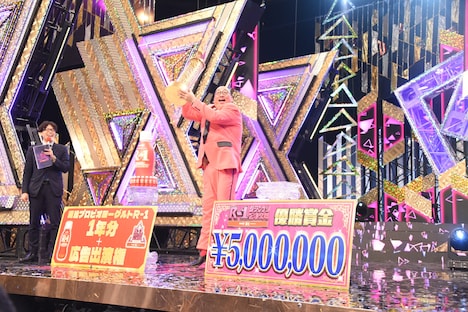 飛び跳ねる街裏ぴんく。