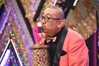 トロフィーにキスする街裏ぴんく。