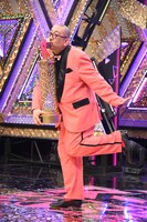 トロフィーにキスする街裏ぴんく。