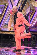 トロフィーにキスする街裏ぴんく。