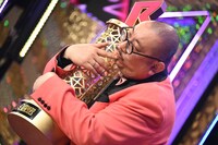 トロフィーを抱きかかえる街裏ぴんく。