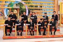 スタジオ出演するパンサー尾形（後列右端）。(c)フジテレビ