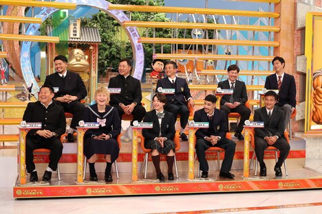 スタジオ出演するパンサー尾形（後列右端）。(c)フジテレビ