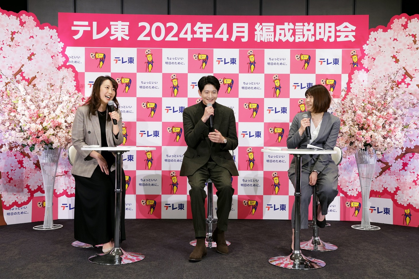 2024年4月スタートのドラマ「ダブルチート」に出演する向井理がゲストとして登場した編成説明会の様子。(c)テレビ東京　WOWOW