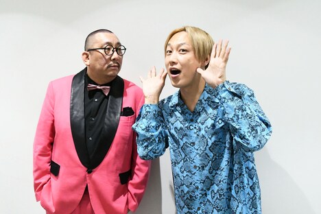 「かわいいでやっている」というお見送り芸人しんいち（右）と、それを眺める街裏ぴんく（左）。