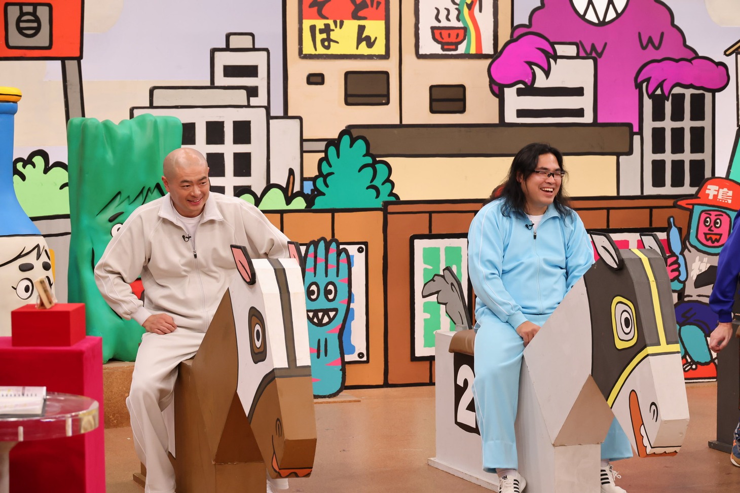 左からあばれる君、ロッチ中岡。(c)関西テレビ