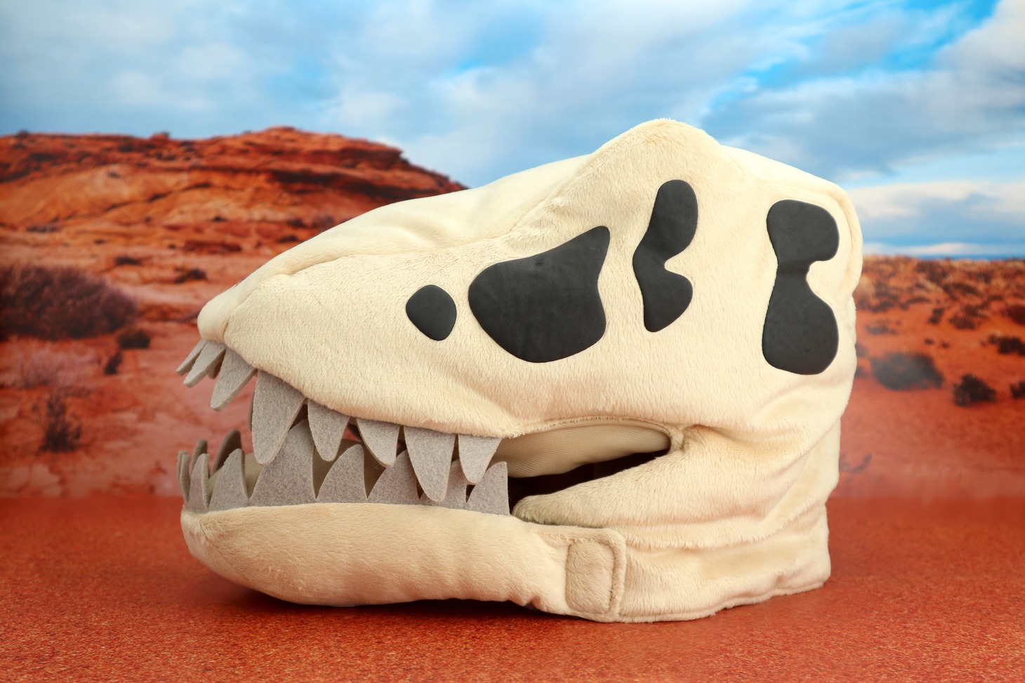 「オダイバ恐竜博覧会2024」で販売される「ふかふかティラノ頭骨キャップ」。