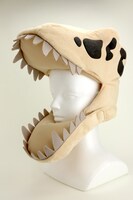 「オダイバ恐竜博覧会2024」で販売される「ふかふかティラノ頭骨キャップ」。