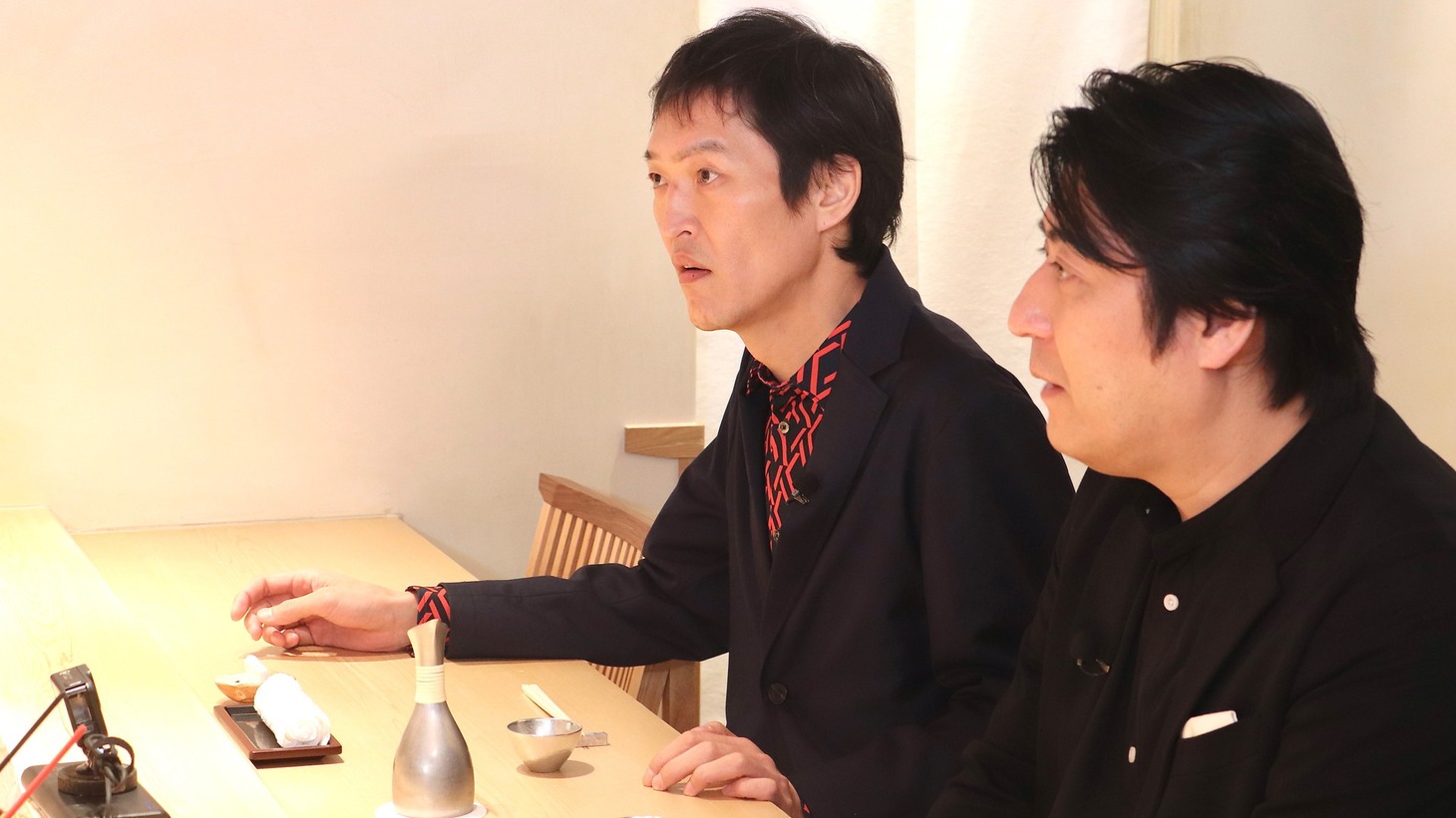 左から千原ジュニア、佐久間宣行。