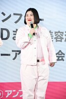 春めいた衣装で登場し、「花見いらず」と表現した紅しょうが・熊元プロレス。