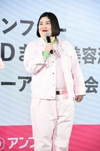 春めいた衣装で登場し、「花見いらず」と表現した紅しょうが・熊元プロレス。