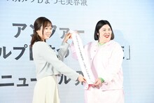 1日アンバサダーのタスキを受け取る紅しょうが・熊元プロレス。