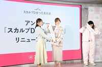 タスキを受け取る稲田のうしろでタスキをうまくかけられないでいる紅しょうが・熊元プロレス（右）。