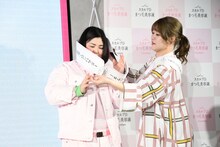 相方・稲田にタスキをかけてもらう紅しょうが・熊元プロレス。