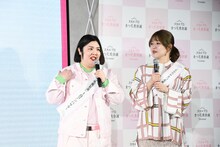 渡辺直美にメッセージを送る紅しょうが・熊元プロレス（左）。