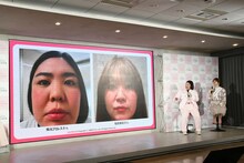 紅しょうがのすっぴん写真を見ながらトークを繰り広げた場面。