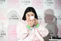 スカルプDのまつ毛美容液を試す紅しょうが・熊元プロレス。
