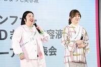 スカルプDのまつ毛美容液を女子にアピールする紅しょうが・熊元プロレス（左）。