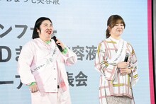 スカルプDのまつ毛美容液を女子にアピールする紅しょうが・熊元プロレス（左）。