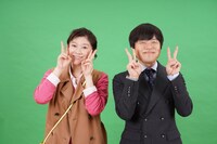 左から、篠原涼子、バカリズム。(c)フジテレビ