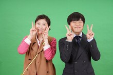 左から、篠原涼子、バカリズム。(c)フジテレビ