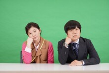 左から、篠原涼子、バカリズム。(c)フジテレビ