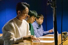 CMの打ち合わせをする（左から）有吉弘行、ぐりんぴーす落合、アルコ＆ピース酒井。