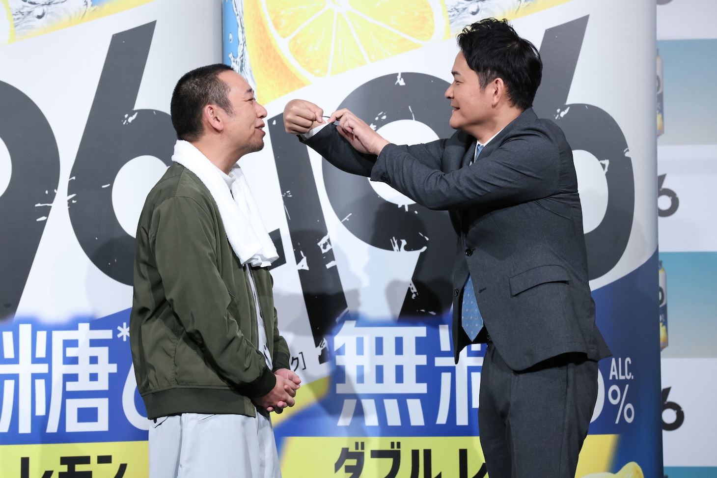 千鳥・大悟（左）に鳥肌を見せる千鳥ノブ（右）。