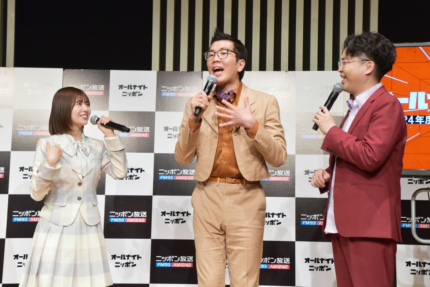 松田好花とヤーレンズ。