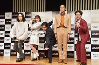 写真撮影の際に力強いポーズを求められたパーソナリティたち。