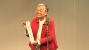 ネタを披露するおばあちゃん。