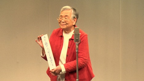 ネタを披露するおばあちゃん。