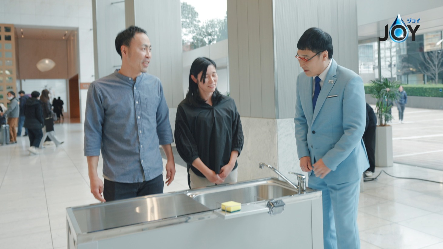 「ジョイ」のCM「ジョイ 逆さジョイ 金たわしいらず」編より。