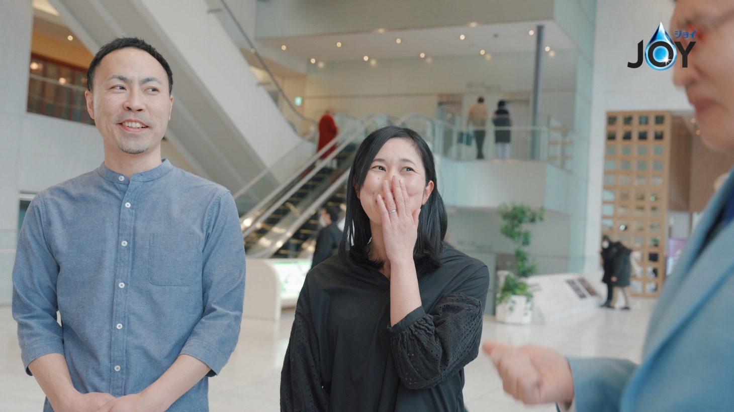 「ジョイ」のCM「ジョイ 逆さジョイ 金たわしいらず」編より。