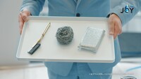 「ジョイ」のCM「ジョイ 逆さジョイ 金たわしいらず」編より。