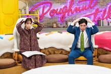 「ドーナツトーク」に出演する霜降り明星せいや（右）と鷲見玲奈（左）。(c)CBC